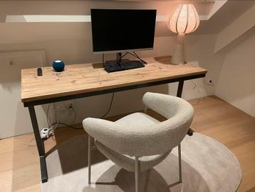 Modern bureau van hout beschikbaar voor biedingen