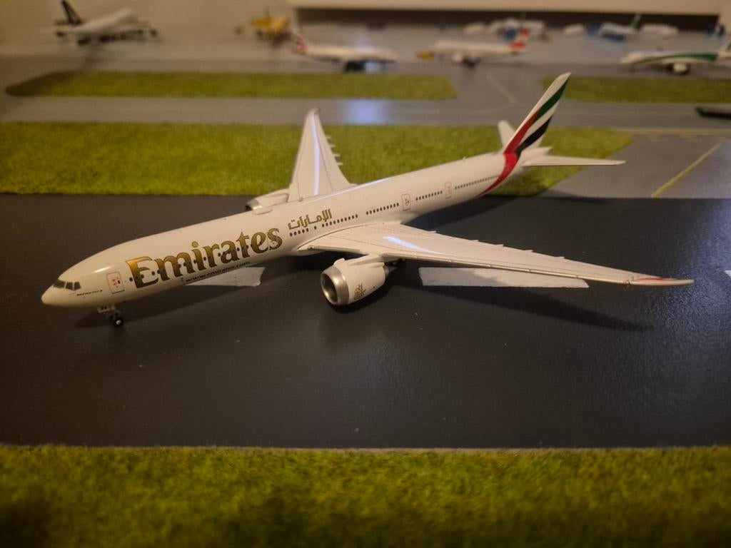 Emirates 777 - 9 1:400 Gemini jets, Verzamelen, Luchtvaart en Vliegtuigspotten, Ophalen of Verzenden, Zo goed als nieuw, Schaalmodel