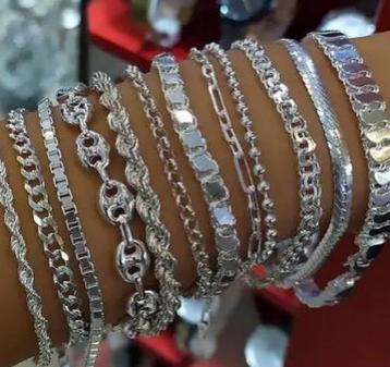 Gezocht! Zilveren sieraden! Hoge prijzen! Zilverinkoop. beschikbaar voor biedingen