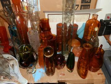 Decoratief gekleurd glas schalen en vazen bekers partij 30