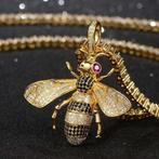 Helloice Iced Bee Pendant in Gold, Nieuw, Goud, Overige materialen, Ophalen of Verzenden
