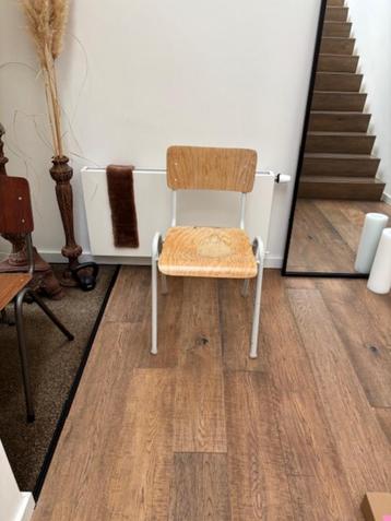 Schoolstoel beschikbaar voor biedingen