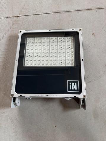 2x Bergamo breedstraler 210 watt beschikbaar voor biedingen