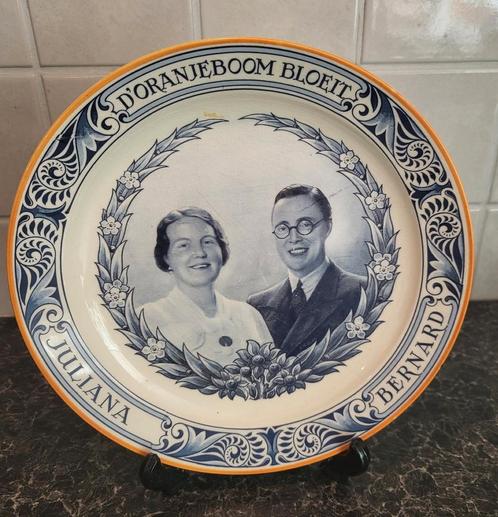 Bord huwelijk in 1937 prinses Juliana en prins Bernhard, Verzamelen, Koninklijk Huis en Royalty, Zo goed als nieuw, Servies, Nederland