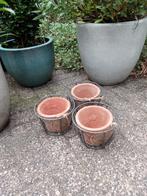Te koop 2 x nieuwe terracotta potjes in mandjes van gaas, Tuin en Terras, Bloempotten, Ophalen, Tuin, Rond, Nieuw