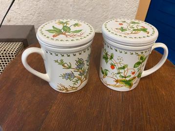 Twee hele mooie theemokken met deksel en infuser. beschikbaar voor biedingen