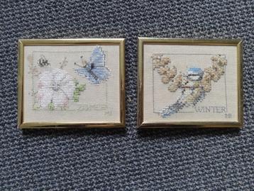 2 ingelijste borduurwerkjes, zomer en winter 10 x 12 cm beschikbaar voor biedingen