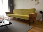 Vintage okergele slaapbank / zetel / canapé, Ophalen, Gebruikt, Tweepersoons