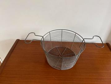 Oud metalen eiermandje. Groente mandje. Fruit mandje beschikbaar voor biedingen