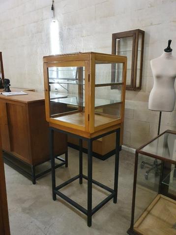 vintage vitrine vitrinekast showcase beschikbaar voor biedingen