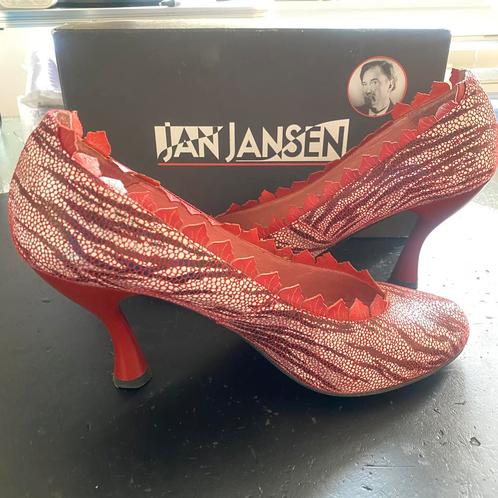 Jan Jansen pump, maat 41. Rood/grijs met rode hak&zool, Kleding | Dames, Schoenen, Zo goed als nieuw, Pumps, Rood, Ophalen of Verzenden
