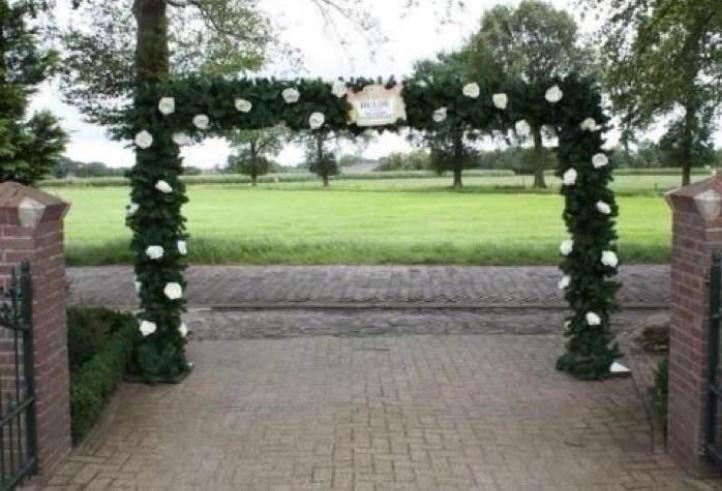 Te huur: Mooie huwelijksboog/trouwboog/jubileumboog, Hobby en Vrije tijd, Feestartikelen | Verhuur, Zo goed als nieuw, Geboorte of Huwelijk