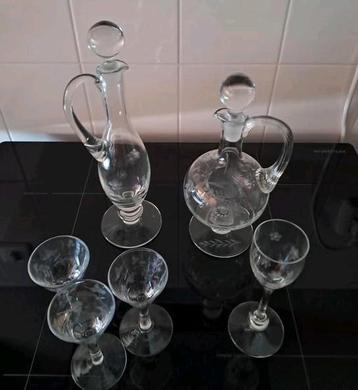 2 karaffen met borrelglaasjes beschikbaar voor biedingen