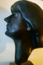 Hoofd, droevig kijkende vrouw, zacht materiaal kalksteen?, Ophalen