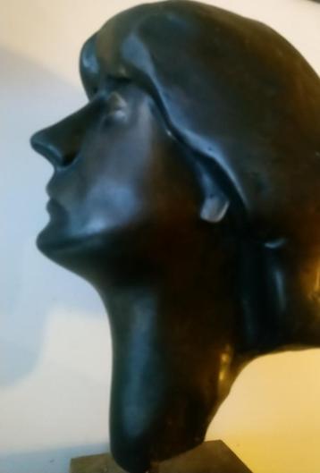 Hoofd, droevig kijkende vrouw, zacht materiaal kalksteen? beschikbaar voor biedingen