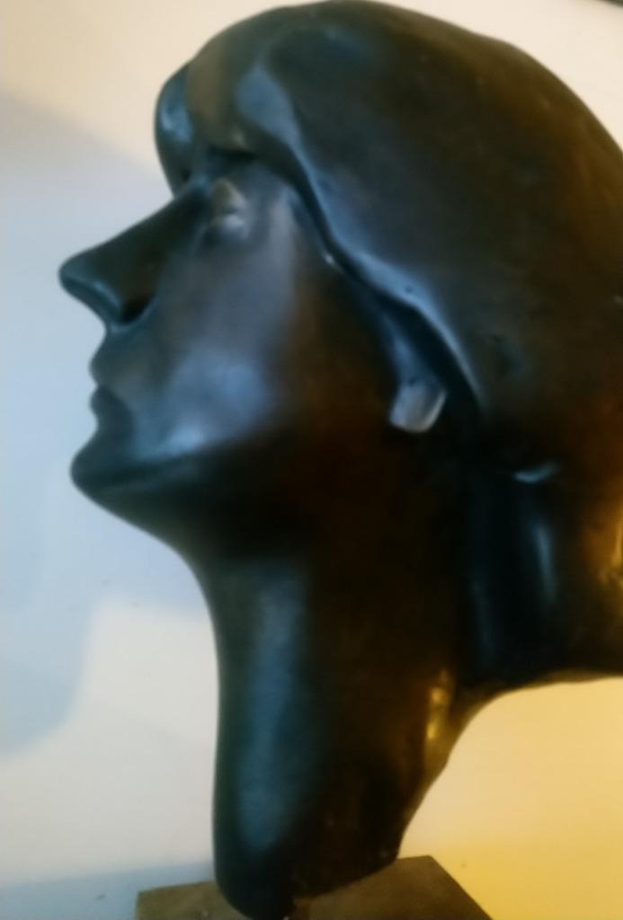 Hoofd, droevig kijkende vrouw, zacht materiaal kalksteen?, Antiek en Kunst, Kunst | Overige Kunst, Ophalen