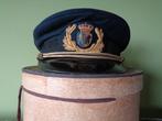 Oude uniform pet met Embleem in hoedendoos, Verzenden, Overige soorten, Nederland, Overige typen