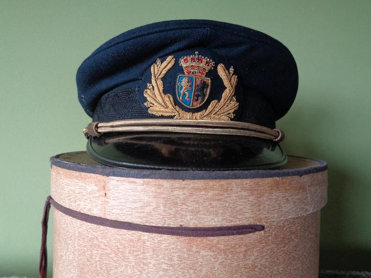Oude uniform pet met Embleem in hoedendoos, Verzamelen, Militaria | Algemeen, Overige soorten, Overige typen, Nederland, Verzenden