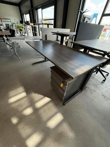 Ahrend instelbaar bureau met nieuw bruin eiken blad beschikbaar voor biedingen