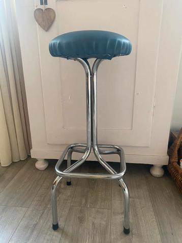 Vintage kruk Memphis stijl beschikbaar voor biedingen