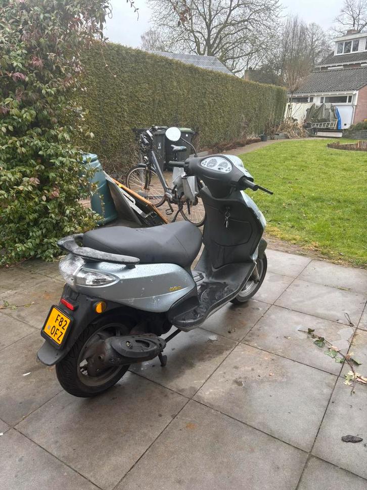 Piaggio fly 50cc, Fietsen en Brommers, Scooters | Piaggio, Zo goed als nieuw, Fly, Benzine, Ophalen