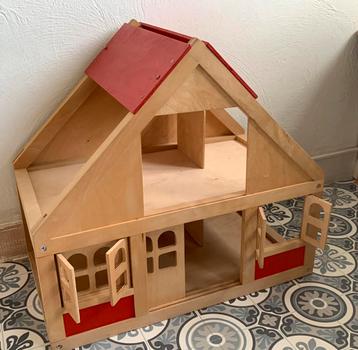 Houten poppenhuis 56 cm hoog beschikbaar voor biedingen