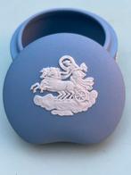 Wedgwood Jasperware Dekseldoosje Aurora Strijdwagen, Antiek en Kunst, Antiek | Keramiek en Aardewerk, Ophalen of Verzenden