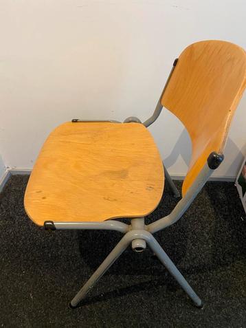 Gratis 4 kantine stoelen beschikbaar voor biedingen