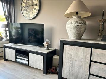 Mooi dressoir met tv kast beschikbaar voor biedingen