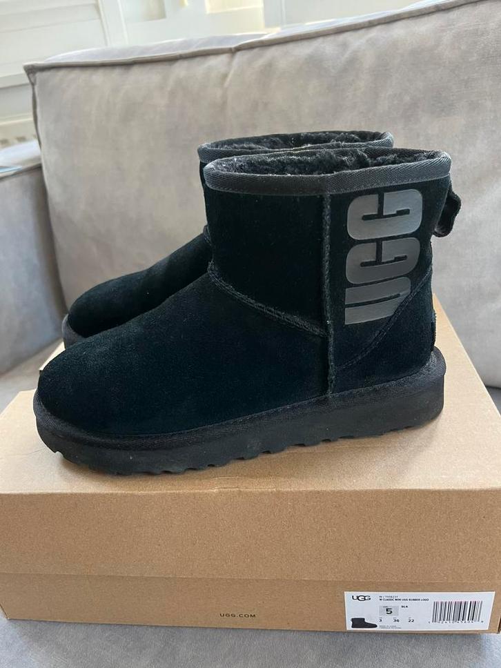 Ugg classic mini logo 36 zwart zgan uggs, Kleding | Dames, Schoenen, Zo goed als nieuw, Zwart, Verzenden