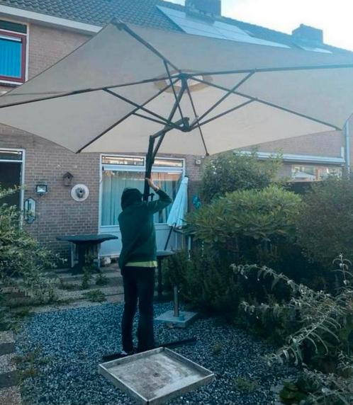 Parasol mooie grote parasol zweef parasol zeer goede staat, Tuin en Terras, Parasols, Ophalen of Verzenden