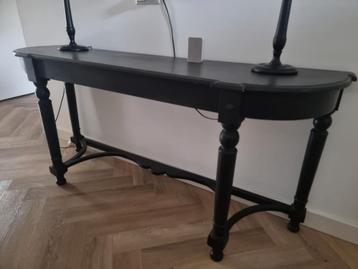 Stijlvolle zwarte tafel beschikbaar voor biedingen