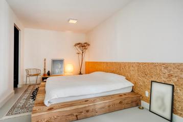 Stoer Douglas houten bed 200x200cm beschikbaar voor biedingen
