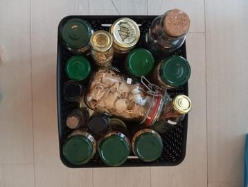 Verzameling potjes met gedroogde bloemen en kruiden beschikbaar voor biedingen