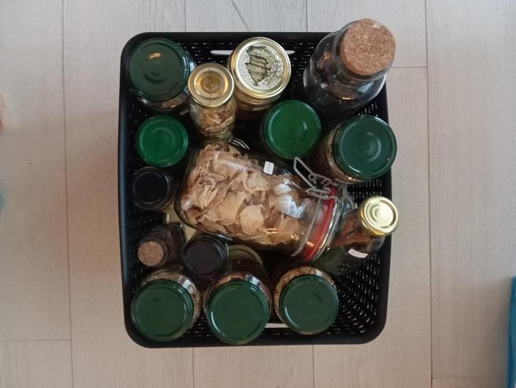 Verzameling potjes met gedroogde bloemen en kruiden, Verzamelen, Religie, Gebruikt, Natuurreligies, Overige typen, Ophalen