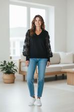 Zwarte trui met kanten bloemenmouwen, Ophalen of Verzenden, Nieuw, Maat 42/44 (L), Zwart