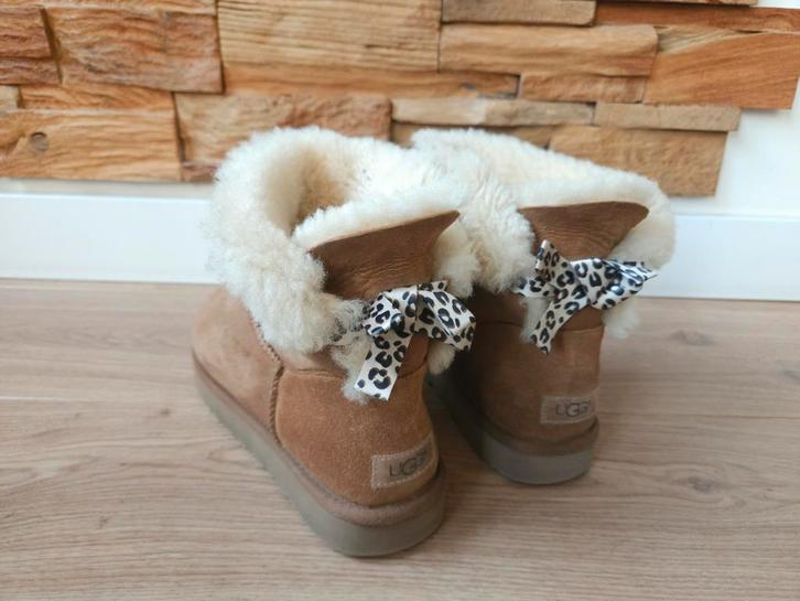 Ugg Mini Bailey Bow II maat 42 enkellaarsjes laarsjes Uggs, Kleding | Dames, Schoenen, Gedragen, Lage of Enkellaarzen, Bruin, Ophalen of Verzenden