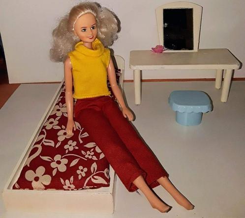 Vintage houten slaapkamer meubels voor barbie poppen., Verzamelen, Poppen, Gebruikt, Accessoires, Ophalen of Verzenden