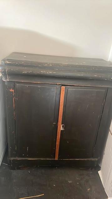 Oude boekenkast/meidenkast beschikbaar voor biedingen