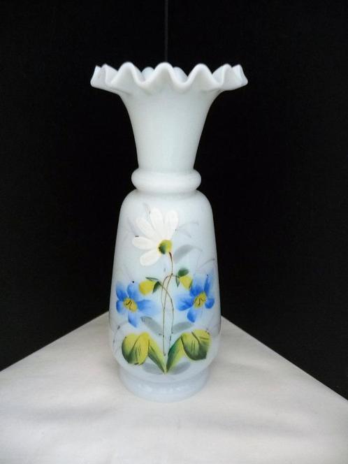 WIT MELKGLAS GEBRANDSCHILDERD VAASJE 18 CM HOOG VINTAGE, Antiek en Kunst, Antiek | Glas en Kristal, Verzenden