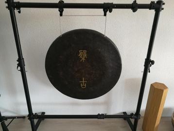 Earth tone gong 70cm  met standaard beschikbaar voor biedingen