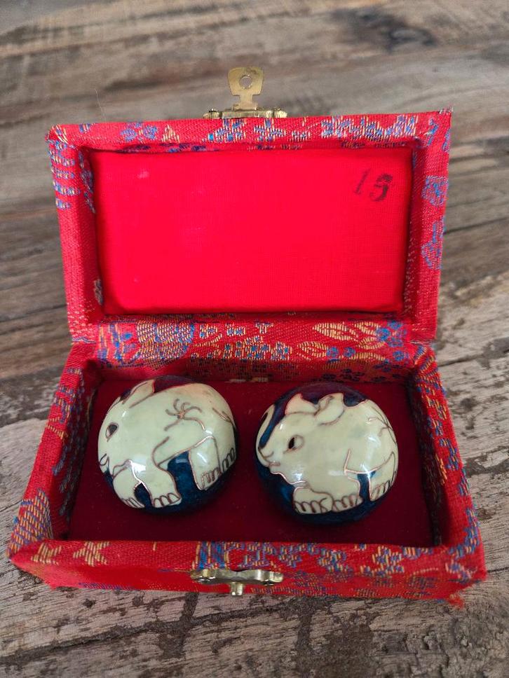 Set Chinese meridiaankogels of stressballen in doosje, Antiek en Kunst, Curiosa en Brocante, Ophalen of Verzenden