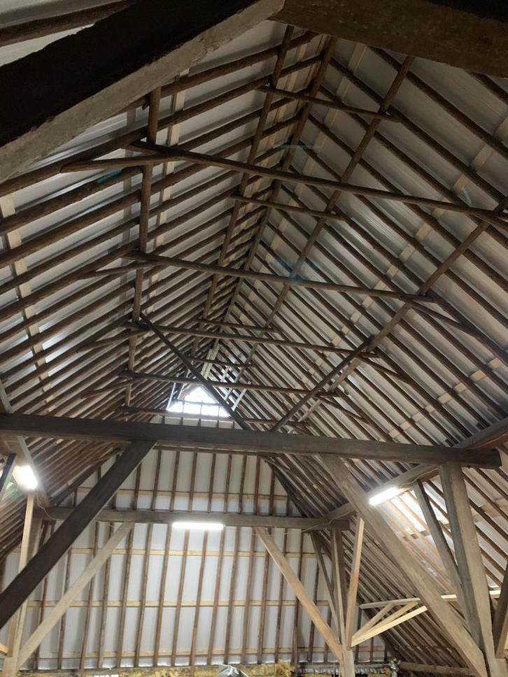 Dakdekker. Installatie van een nieuw dak, dakreparatie, Doe-het-zelf en Verbouw, Dakpannen en Dakbedekking, Dakpannen, Steen of Klei
