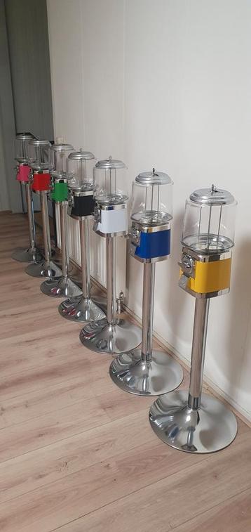 Kauwgomballen stuiterballen automaten op voet  beschikbaar voor biedingen