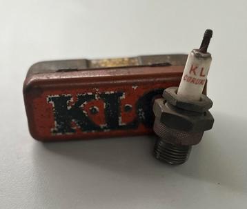 KLG. Oud bougies blikje met oude KLG bougies beschikbaar voor biedingen