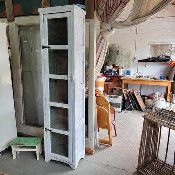 Brocante oude smalle ondiepe vitrinekast eendeurskast beschikbaar voor biedingen
