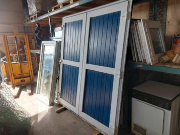 Dubbele deur met kozijn van kunstof beschikbaar voor biedingen