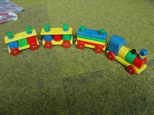 Houten bouwtrein in mooie bonte kleuren (made in W.Germany), Kinderen en Baby's, Speelgoed | Houten speelgoed, Nieuw, Overige typen