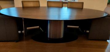 Mooie zware eettafel met 8 lederen stoelen beschikbaar voor biedingen