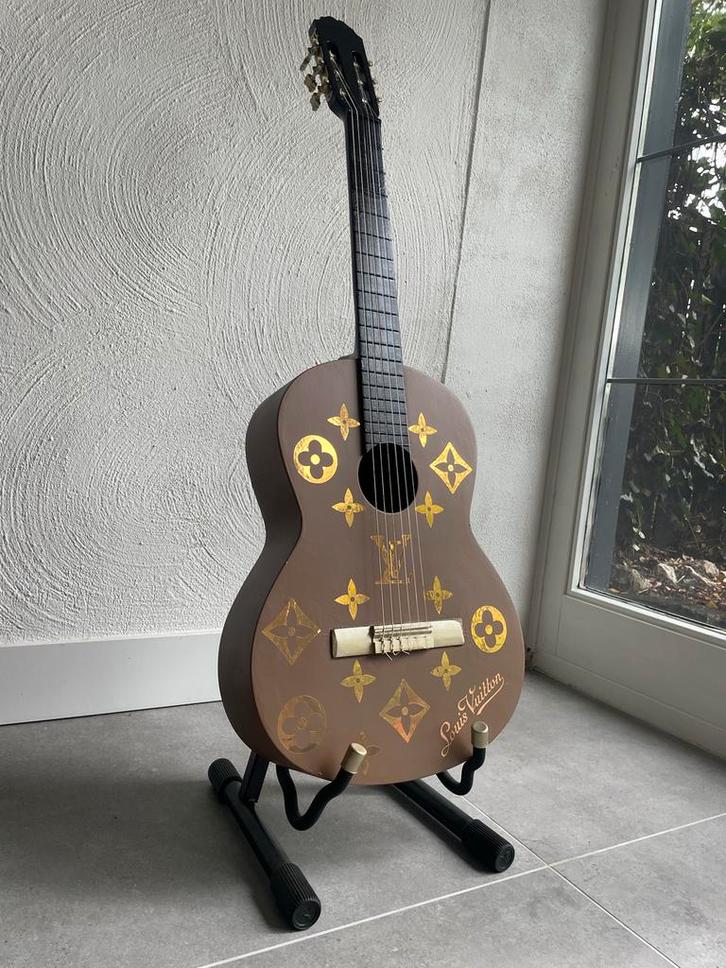 Louis Vuitton Gitaar - Handgemaakt Kunstobject, Antiek en Kunst, Kunst | Designobjecten, Ophalen of Verzenden